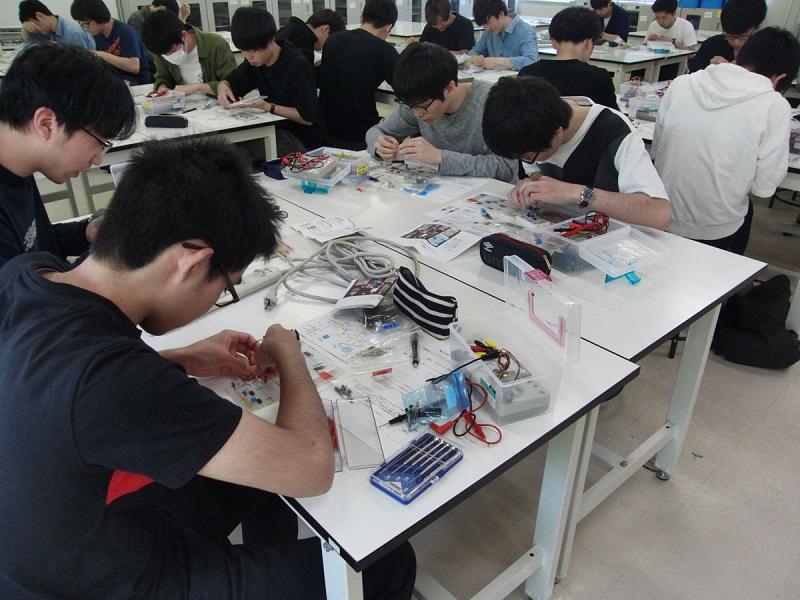 写真1-2：スイッチング電源の製作風景