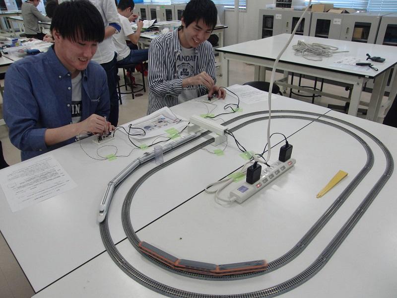 写真1-3：自作電源で模型電車を制御している様子