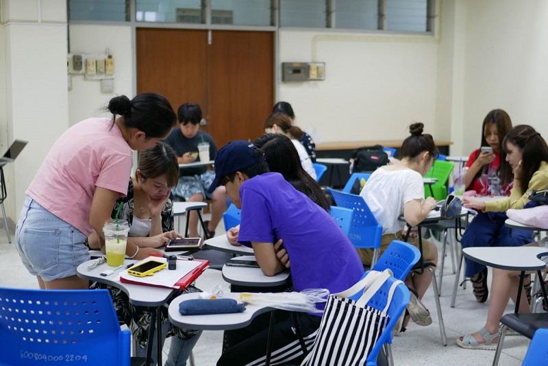 動画の編集をする学生