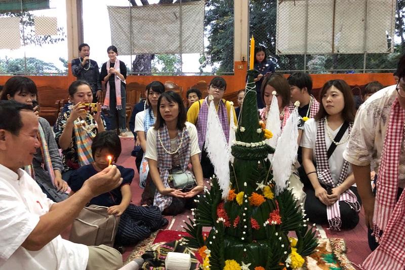 儀礼の様子を撮影する学生