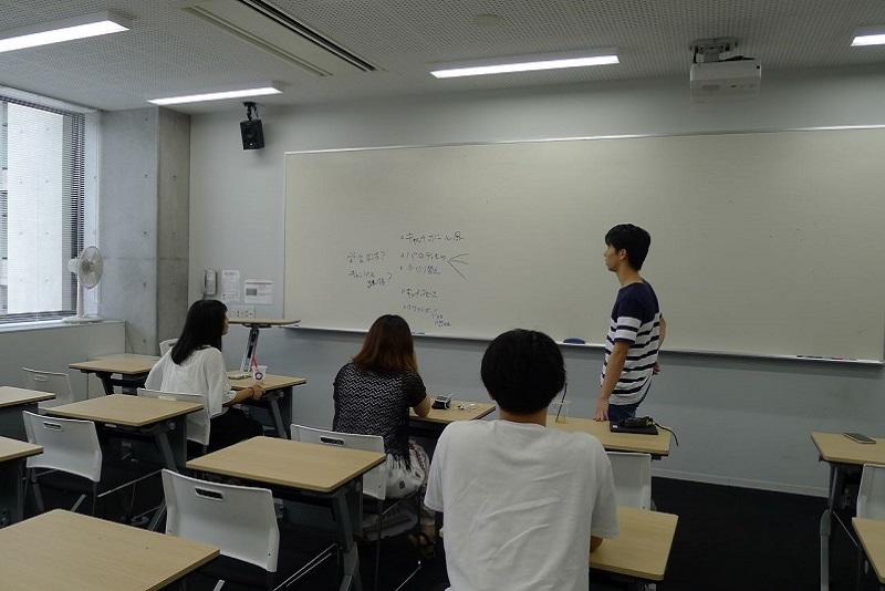 シナリオ作りをする学生