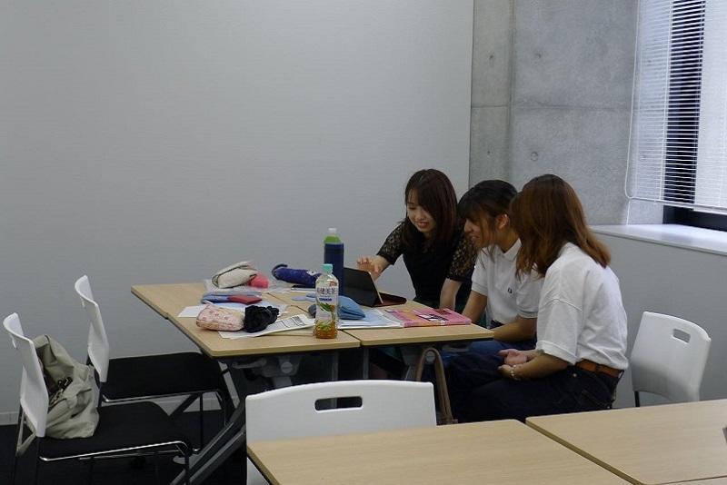 編集作業を行う学生