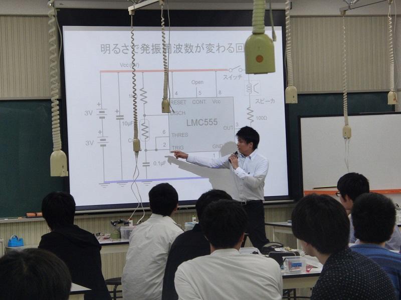 写真2-2：大学で学ぶことの重要性と、回路の動作原理を話すパナソニックの岩本氏