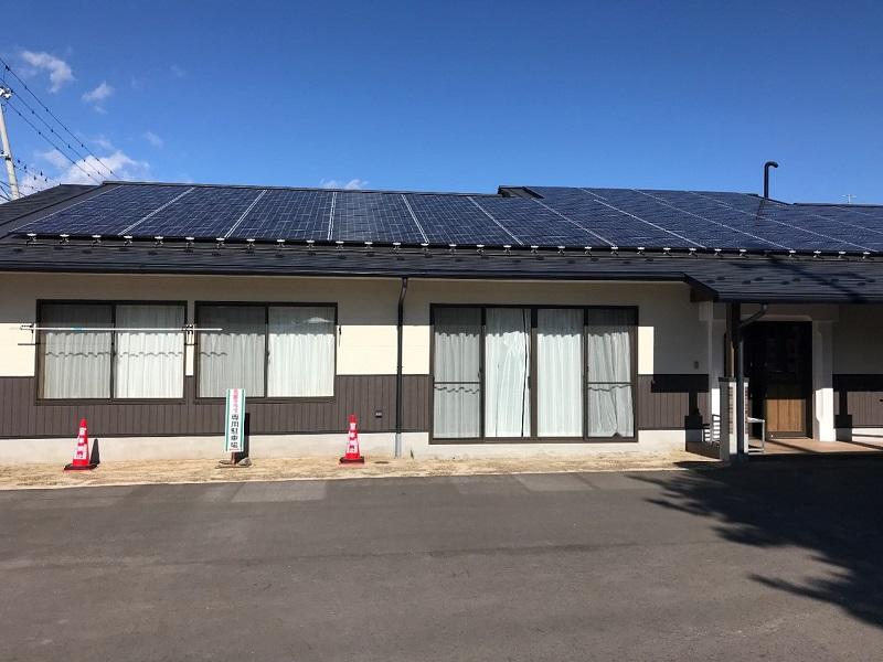 「下久堅ふれあい交流館」の屋根に設置されている太陽光発電施設