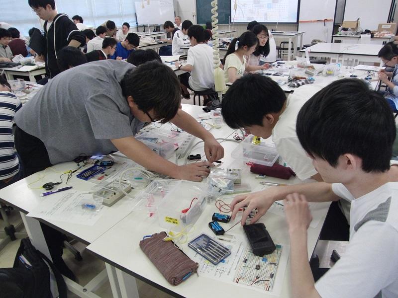 写真1-1：カラオケアンプの製作風景