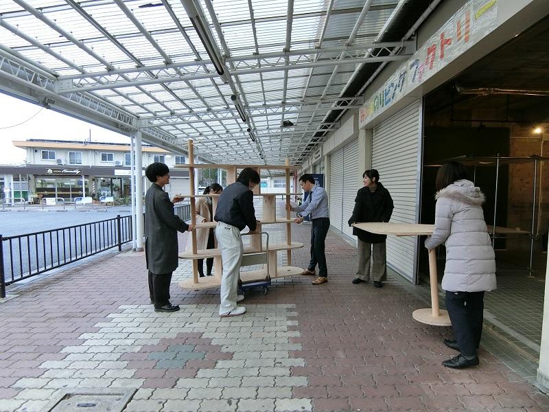 団地内の中央商店街から、300mほど離れた児童館へファニチャーを移設。団地関係者らも協力してくれる。