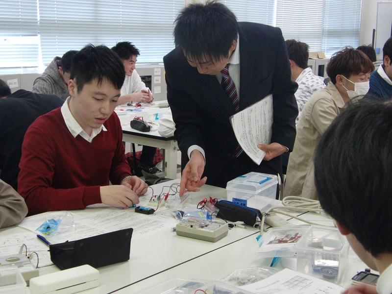 写真3-1：暗くなると自動的にLEDが点灯する回路の製作風景（光センサーにバラツキがあるため自分のセンサーに合わせて設計している）