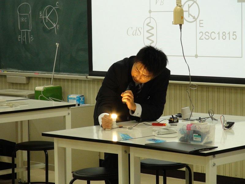 写真3-2：パナソニックの岩本氏による、パナソニックで実際に作っている街灯の自動点灯回路の紹介と動作原理の解説