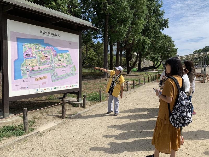 名古屋城でガイドの説明を受ける学生たち
