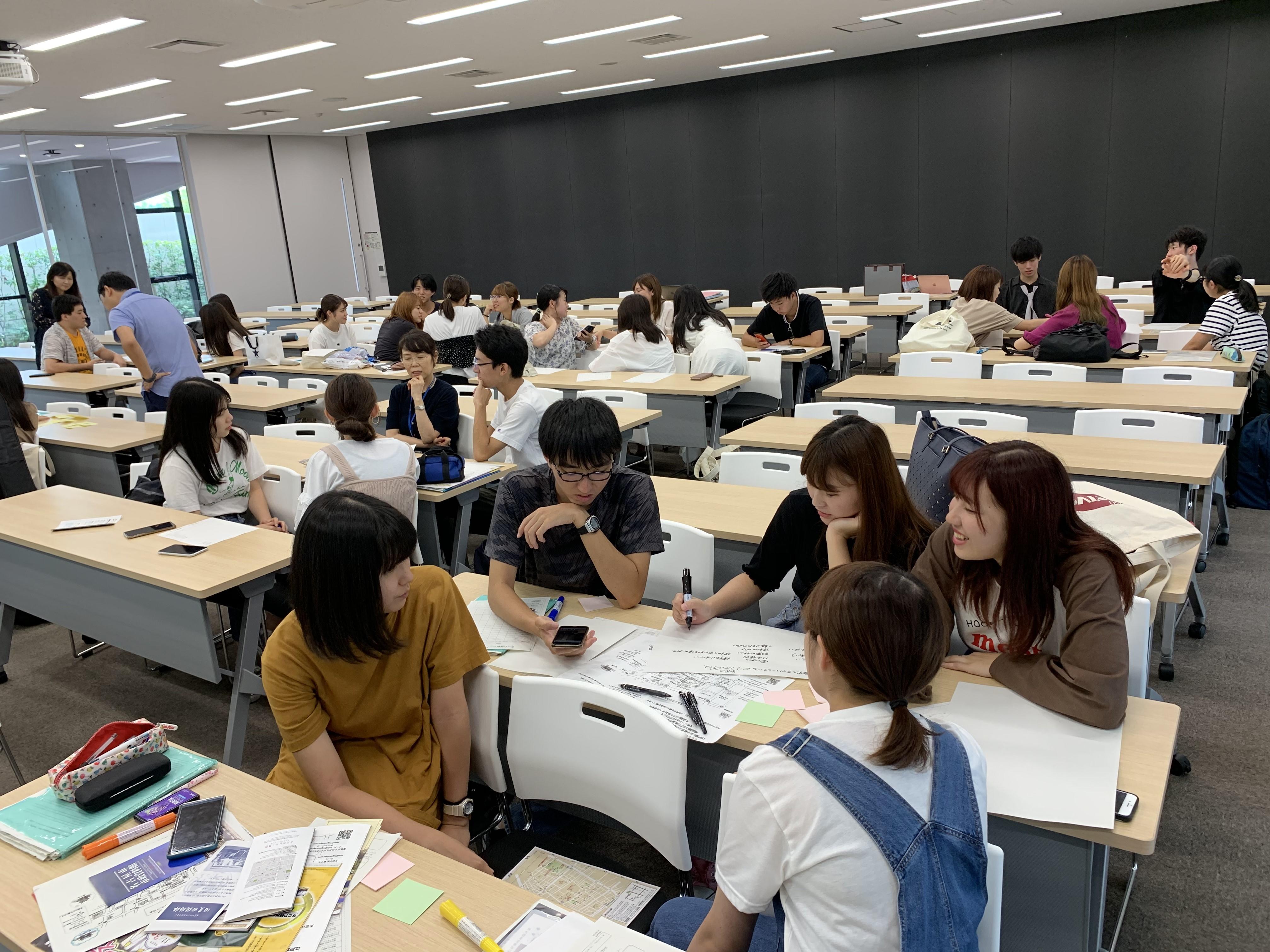 調査結果を分析し合う学生たち