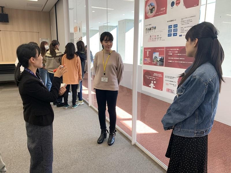 地域の担当者から質問されている学生