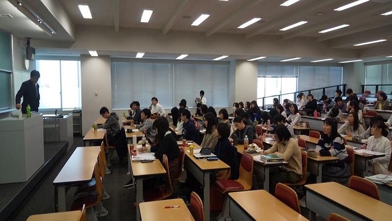 講演に聴き入る学生
