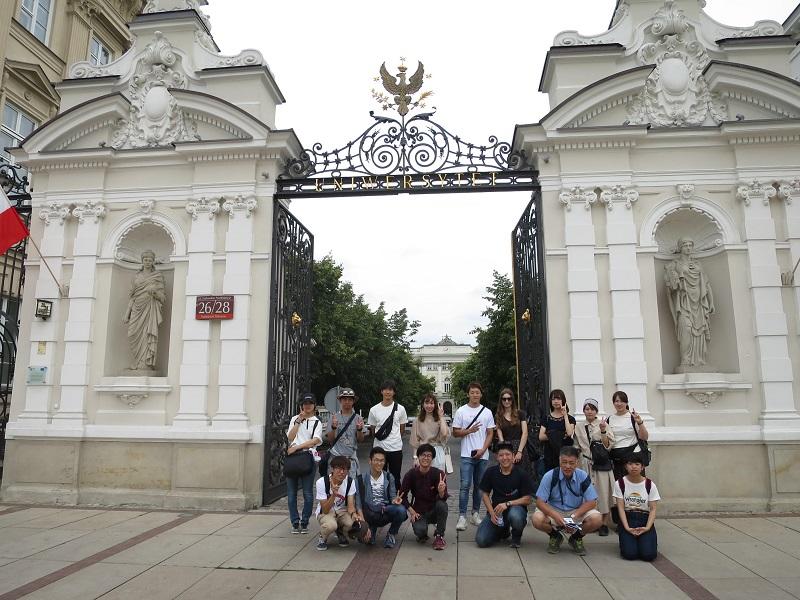 ワルシャワ大学の門で記念撮影