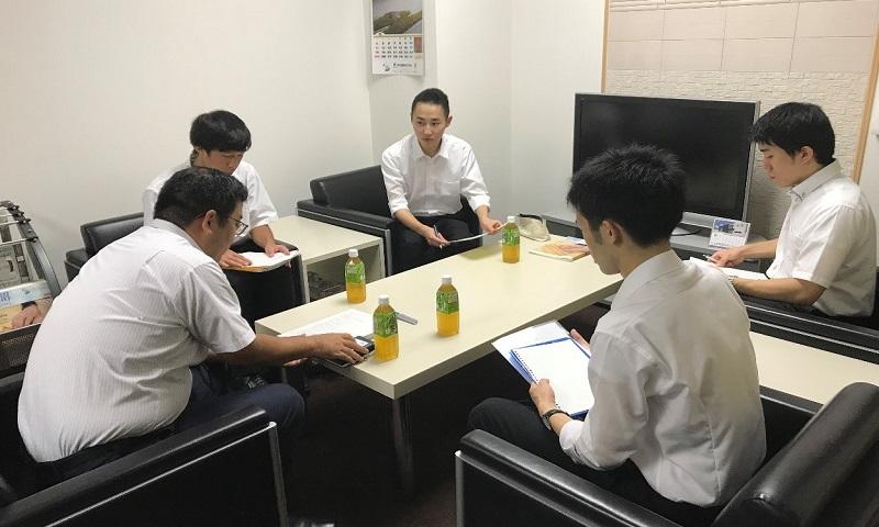 貝沼建設にて担当者とインタビュー調査している学生4名の様子