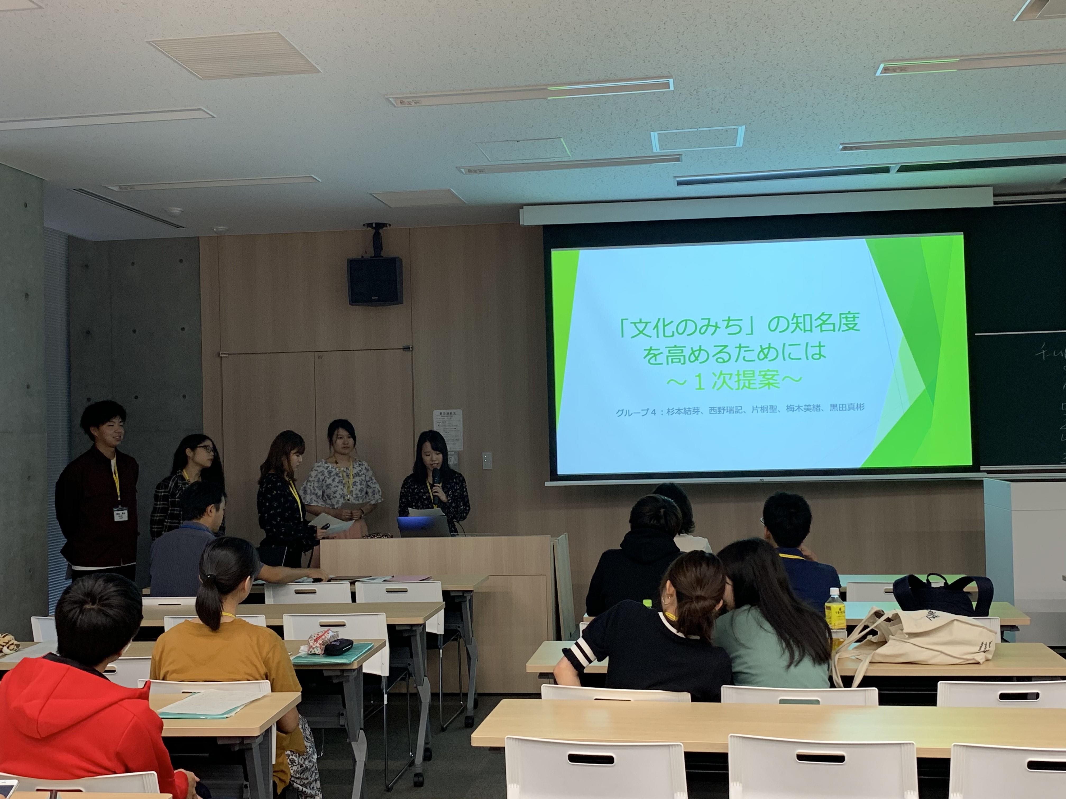 チームの第一次提案を発表する学生