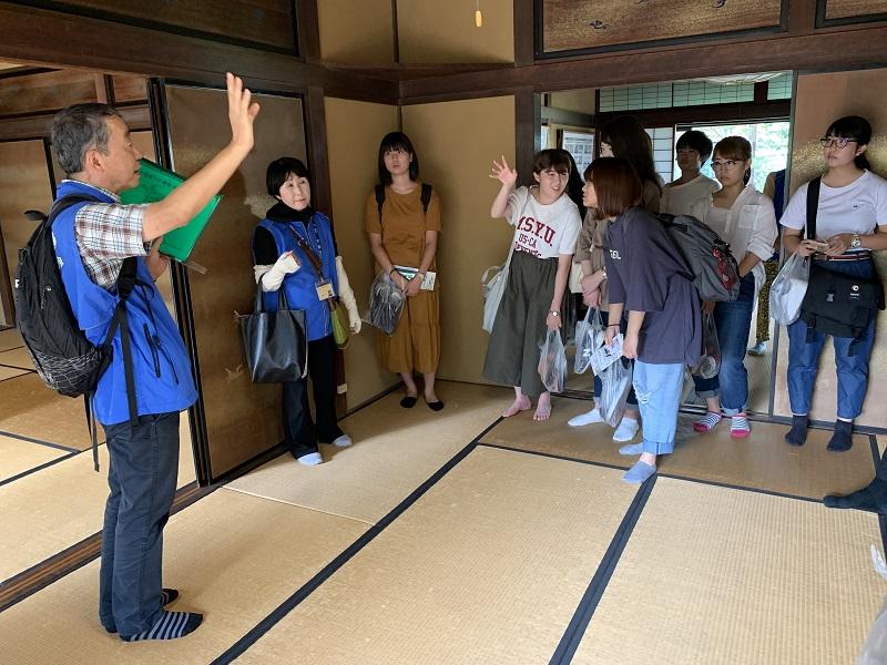 旧豊田佐助邸内にて豊田一族について学ぶ