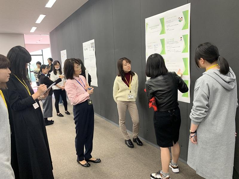 担当教員や他の学生の前で発表する様子