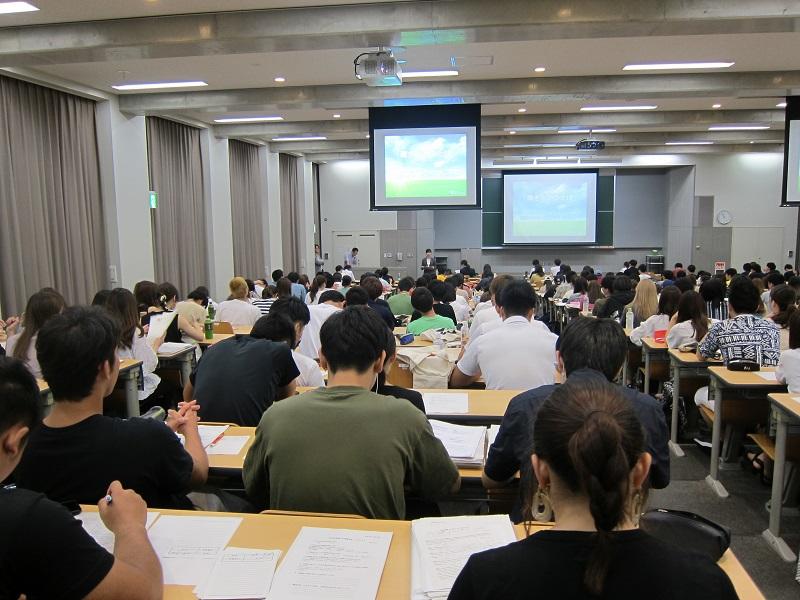 教員による講師紹介の様子