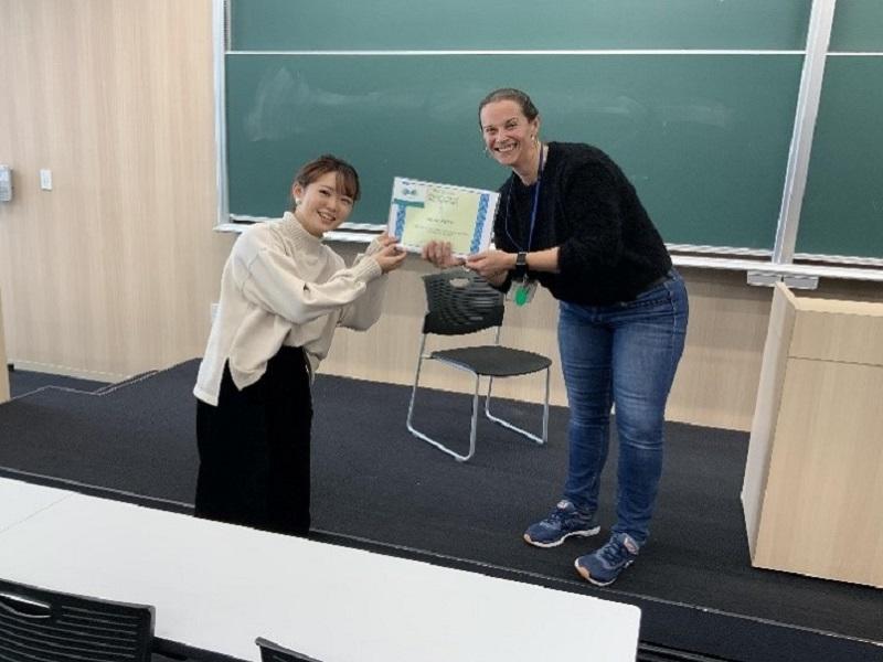 1年生ER優勝者の加子華さんとコーディネーターのTanja McCandie先生