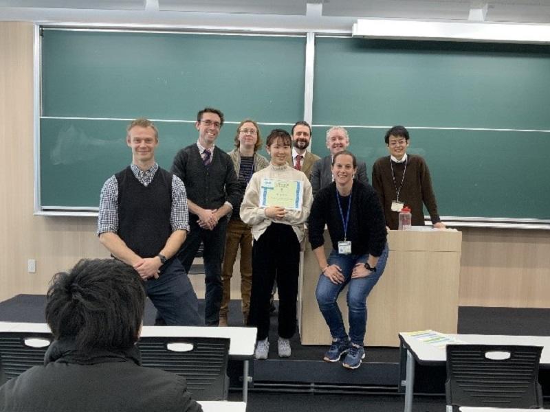 1年生ER優勝者の加子華さんとリーディングIIの教員