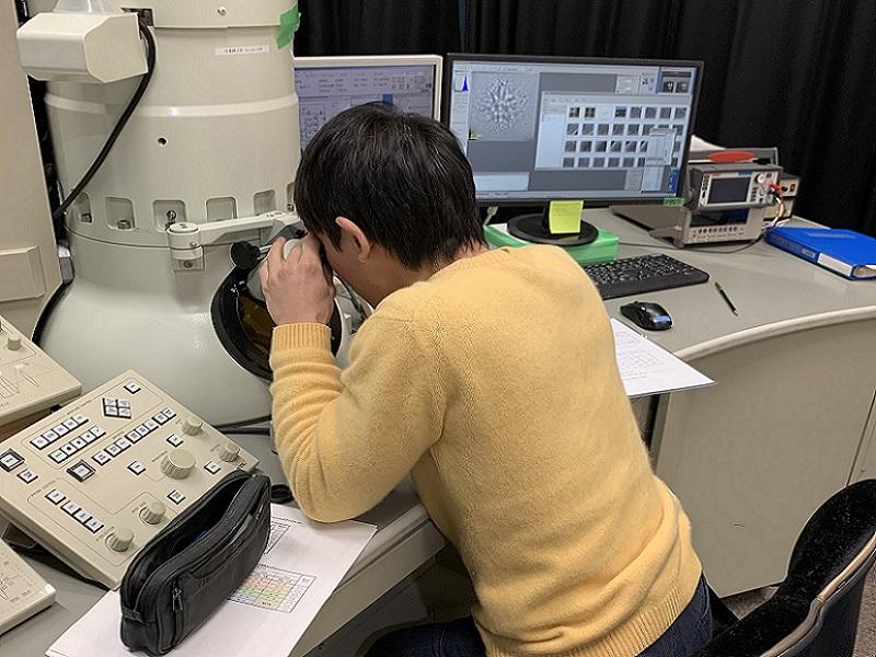 東京工業大学にある球面収差補正電子顕微鏡R005を用いて高分解能TEM観察をしている様子。装置は地下1階にあり、部屋の周囲には磁場を打ち消す磁気シールドが施されていた。加速電圧は300kVであり、分解能は1Å以下まで観察可能。実際は、部屋を暗くして試料を観察した。