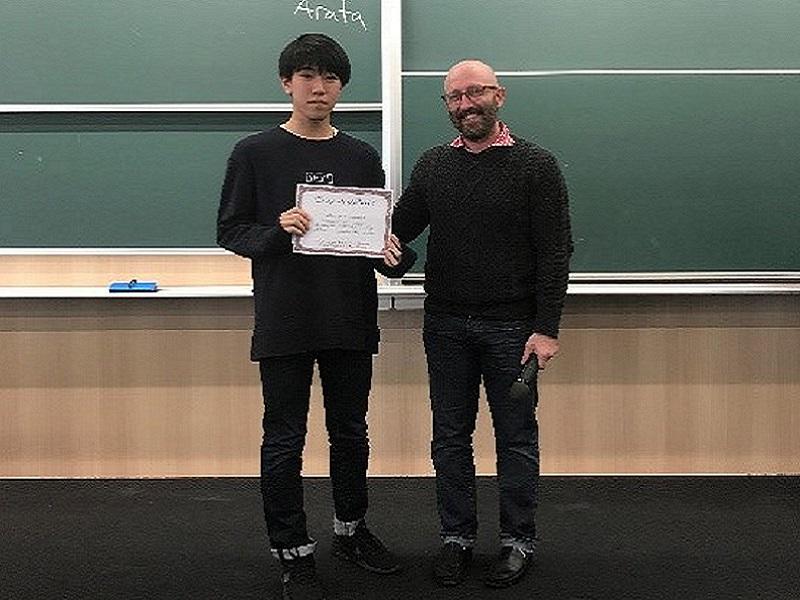 Poetry Contest で優勝した永井新さんとコーディネーターのJames Rogers先生