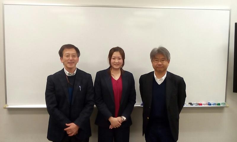 学部ゼミ&教職自主ゼミの指導教授二人と卒業生の多和田葵さん。多和田さんは、「専門性という太い柱をもつ名城育ちの教員」として、ゼミで学ぶ学生にとってのロールモデル。