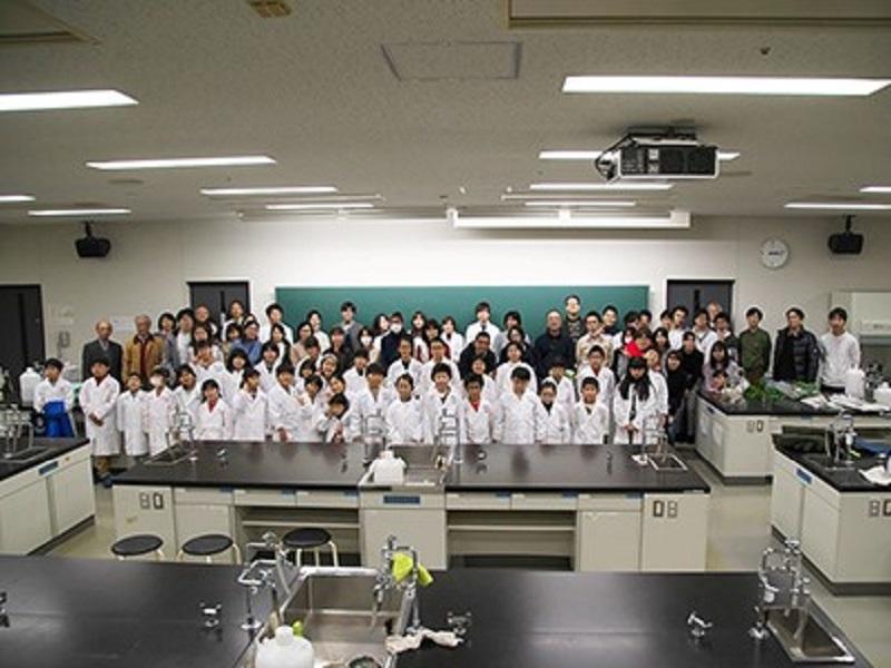 3～4年生や院生が、小学生に講義や実験実習、卒業研究などで得た知識を試行錯誤しながら伝えました。