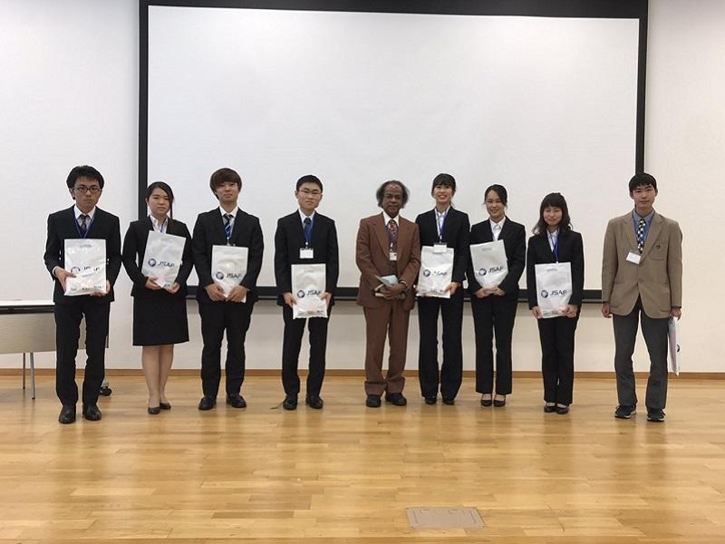 高校生と大学生全員での集合写真