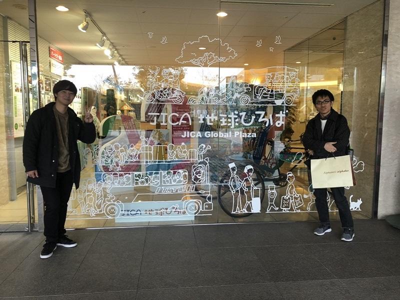 JICA地球ひろば正面入口での撮影