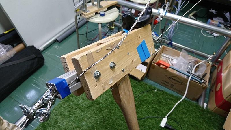 ユーザによる主権的評価アンケートをふまえ,斧デバイスの形状を改良している様子.