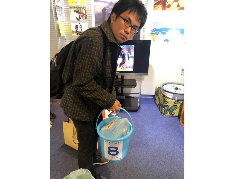 実際に８リットルの水を持ち上げている様子