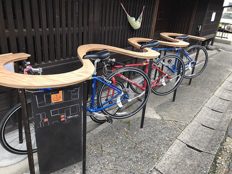曲線形状のスタンドは、自転車がないときは、ちょっとしたカウンターにもなる