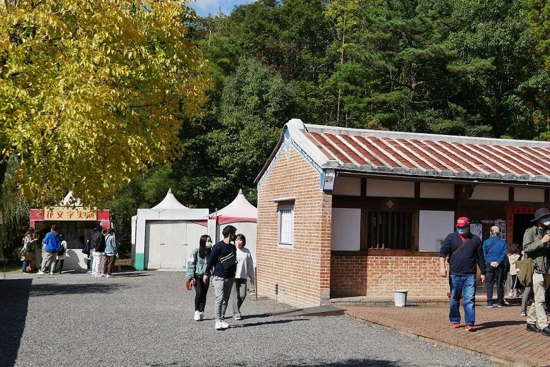 台湾の家を見学する学生たち
