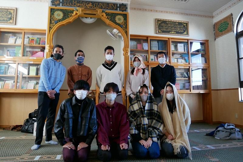 礼拝所での集合写真