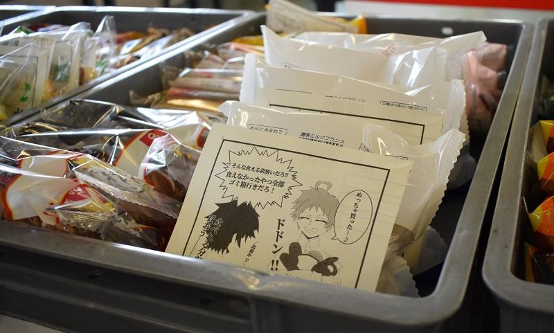 購買部のパンに貼られた食品ロスを啓蒙する1コマ漫画。