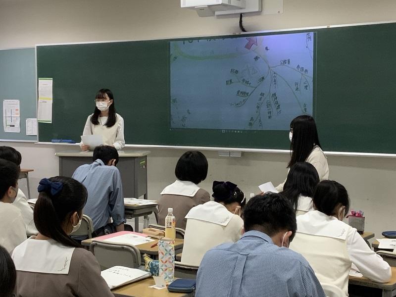 同じく「総合的な学習の時間」の授業風景です。ポイントは、説明で聴衆に見てほしいところを簡単に拡大できることです。企業では当たり前のプレゼンテーションの方法ではありますが、本校は、ようやくここまで来た感があります。