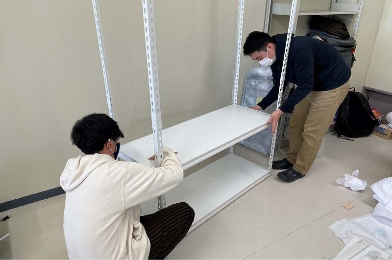 機体材料の保管棚の組み立ての様子