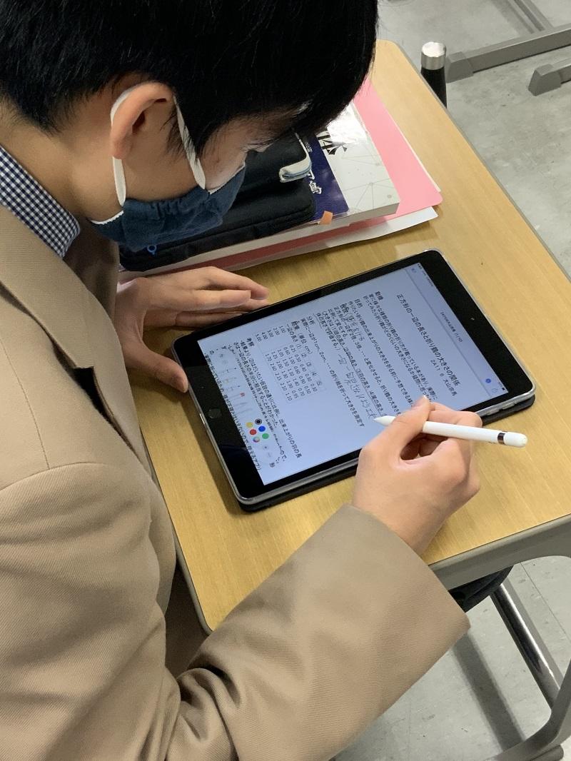 iPadに授業資料をPDF化して入れているため、直接ペンシルで書き込んでいる様子です。今後の授業はこのようなものになっていくことを感じさせる一場面です。