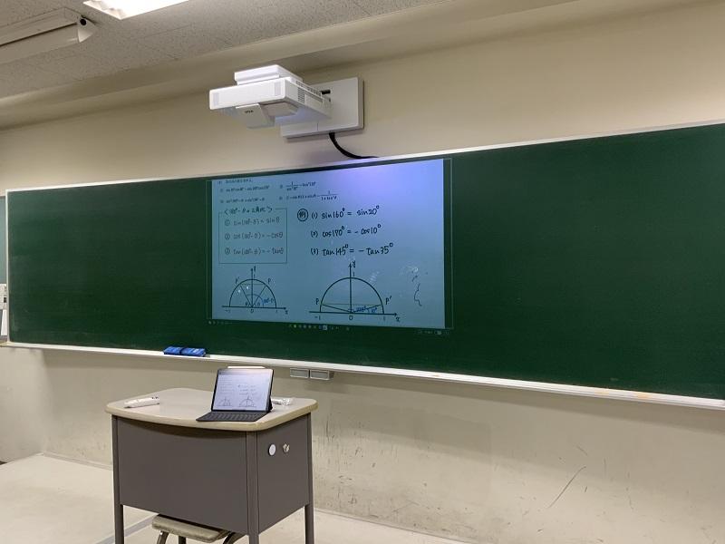 2学期に入り、一部の教室ではプロジェクターが常設されることになりました。これと AppleTVをつなげることで、テレビよりも大きく、iPad等のデバイスの画面を映すことが可能となりました。