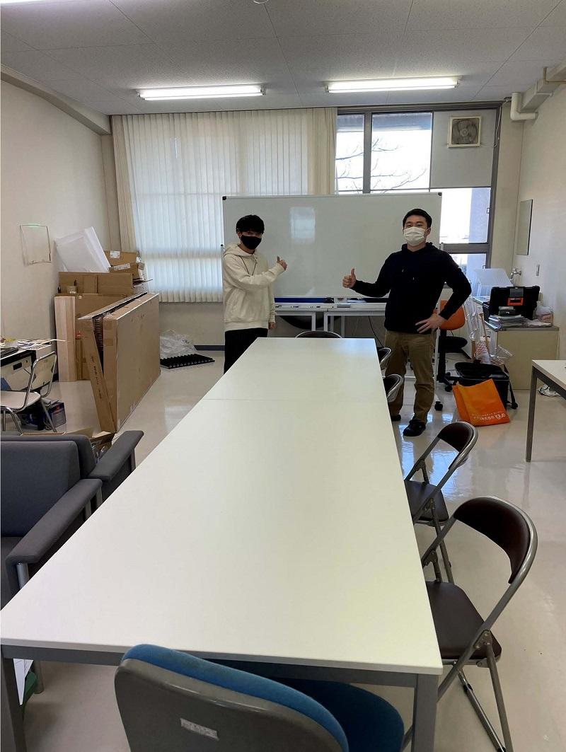 作業大とホワイトボード設置の様子