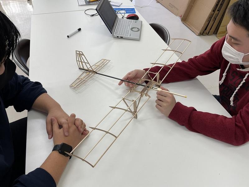 （写真①）新型機の試作モデルを前に今後の計画を練る様子