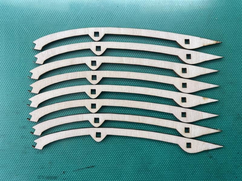 （写真②）レーザー加工機で製作した骨組み部品（写真はリブ）