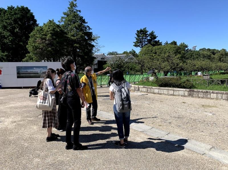 名古屋城でガイドの説明を受ける学生たち