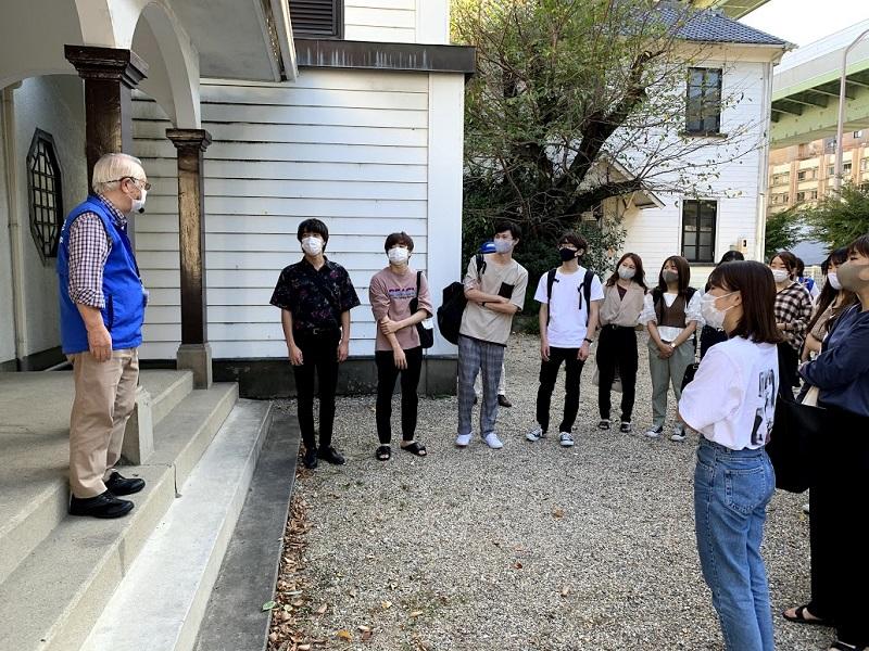 文化のみちガイドボランティアの村田会長による学生たちへの英語での挨拶