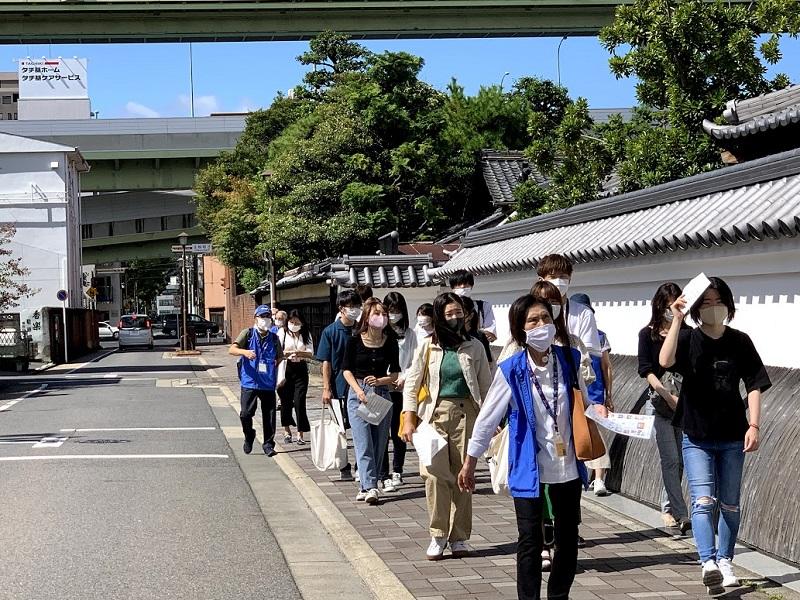 町並み保存地区内を見学して回る学生たち