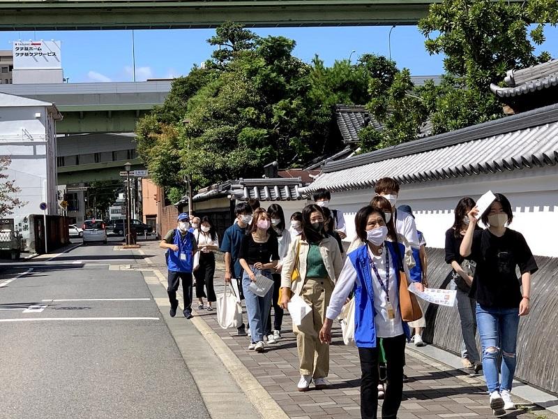 町並み保存地区内を見学して回る学生たち