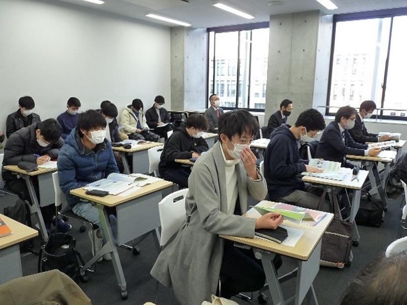 講義形式の椅子の配置で発表会を行っている様子
