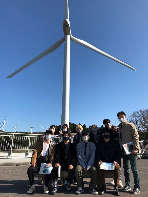 李ゼミを中心とした経済学部生達と青山高原風力発電所の前で①