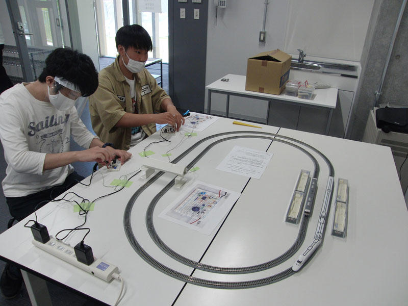 （写真1-3）自作電源で模型電車を走らせている様子